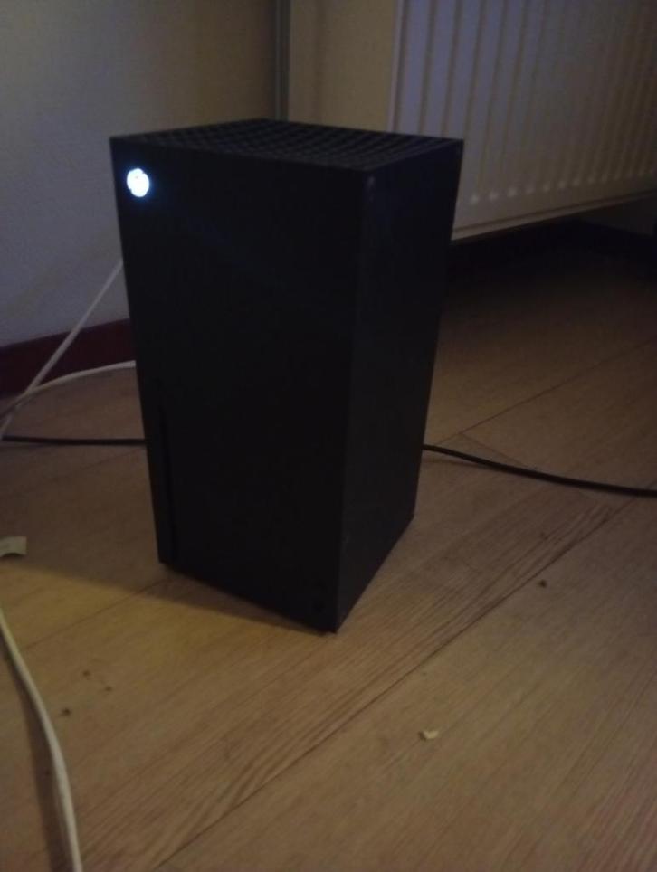 Xbox series X 2 controllers Fifa 26, Spelcomputers en Games, Spelcomputers | Xbox Series X en S, Zo goed als nieuw, Xbox Series X
