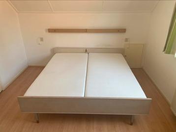 Moet weg!! 2 persoonse bed met nete matrassen