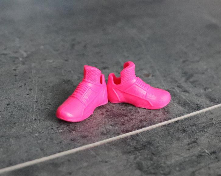 Barbie kleding nieuw - Originele sport schoenen Curvy Roze, Kinderen en Baby's, Speelgoed | Poppen, Nieuw, Barbie, Ophalen of Verzenden