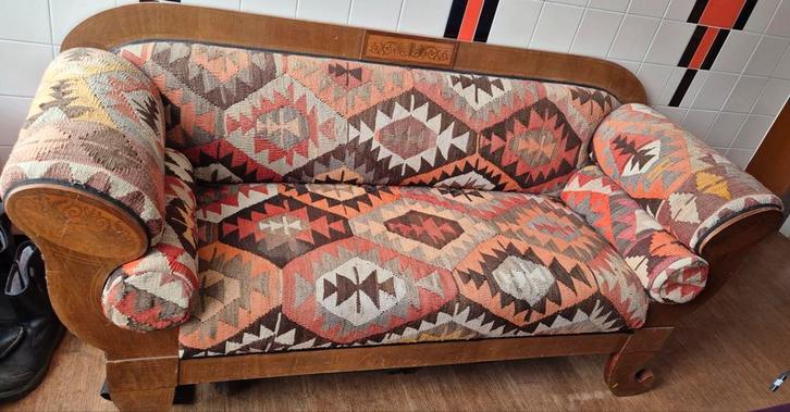 Biedermeier bank met kelim bekleding. Echt een eye catcher!, Huis en Inrichting, Banken | Bankstellen, Gebruikt, Tweepersoons