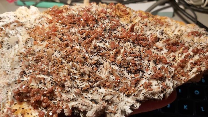 HM5 Groot st Vanadeniet, Bariet Mibladen Marokko verzameling, Verzamelen, Mineralen en Fossielen, Mineraal, Ophalen of Verzenden