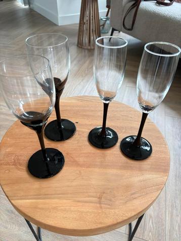 Set wijn en champagne glazen met zwarte voet beschikbaar voor biedingen