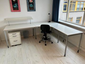 Luxe hoek bureau met ladeblok en stoel