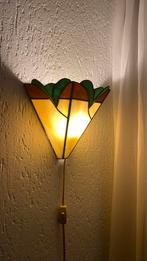 Leuke tiffany wandlamp. Moet wel een nieuw snoertje aan…, Huis en Inrichting, Lampen | Wandlampen, Ophalen of Verzenden, Gebruikt