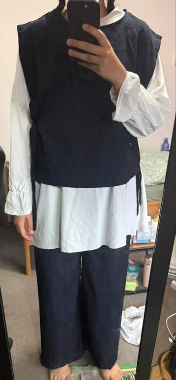Donkerblaw Vest met Strikdetails beschikbaar voor biedingen