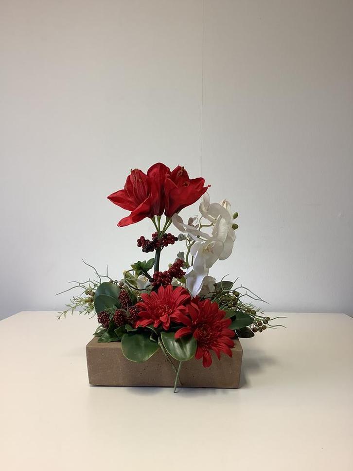 Klein tafelstuk met verschillende bloemen 40 hoog, Huis en Inrichting, Woonaccessoires | Kunstplanten en Kunstbloemen, Zo goed als nieuw