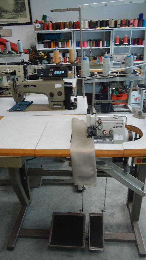 Industrie Lockmachine Brother 5 Draads 2 Naalds, Hobby en Vrije tijd, Naaimachines en Toebehoren, Gebruikt, Naaimachine, Brother