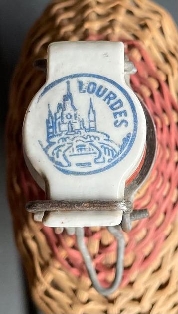 Leuke zeer oude wijwaterfles uit Lourdes beschikbaar voor biedingen