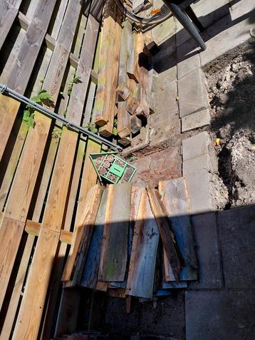 Houten balken en planken brandhout  beschikbaar voor biedingen