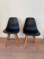 Twee zwarte kuipstoelen met houten poten, Ophalen, Gebruikt, Twee, Zwart