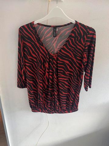 Zwart-rode Animalprint Top met V-Hals en 3/4 mouw maat L beschikbaar voor biedingen