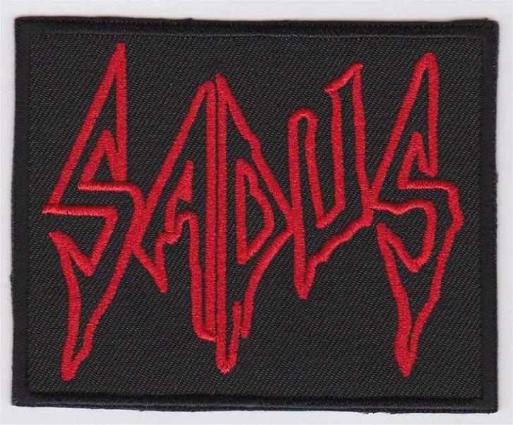 Sadus stoffen opstrijk patch embleem, Verzamelen, Muziek, Artiesten en Beroemdheden, Nieuw, Kleding, Ophalen of Verzenden