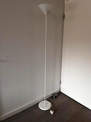 Witte Vintage Vloerlamp beschikbaar voor biedingen