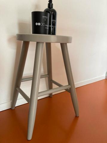 Oud houten krukje, 45 cm hoog beschikbaar voor biedingen