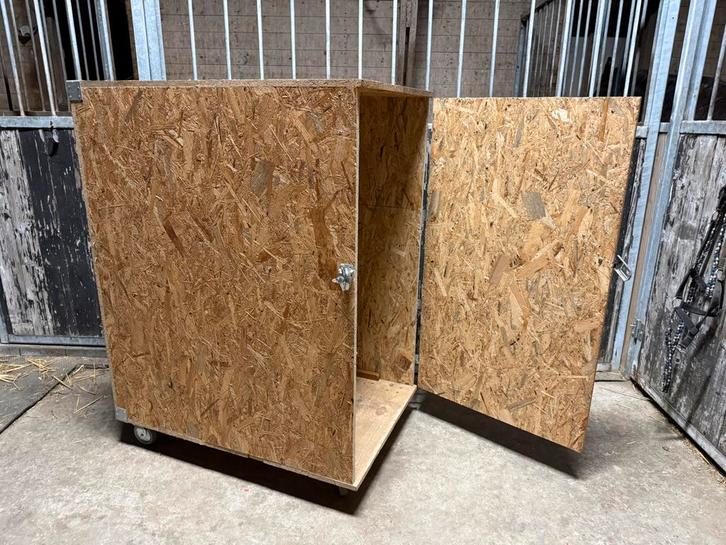 Zadelkast op wieltjes, Dieren en Toebehoren, Paarden en Pony's | Overige Paardenspullen, Zo goed als nieuw, Ophalen of Verzenden