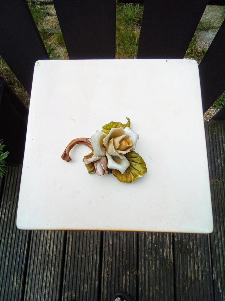 Klein handgemaakt porseleinen bloemstukje., Antiek en Kunst, Antiek | Porselein, Ophalen of Verzenden