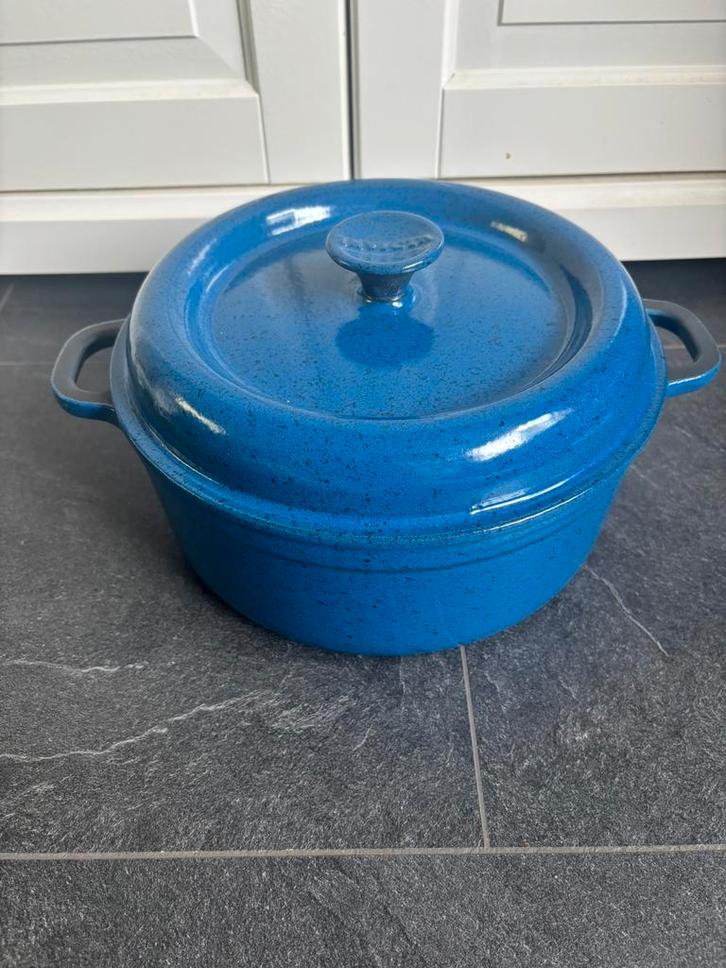 Invicta geëmailleerde gietijzeren braadpan blauw, Huis en Inrichting, Keuken | Potten en Pannen, Zo goed als nieuw, Koekenpan of Braadpan