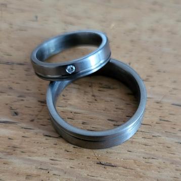 Trouw/vriendschaps ringen maat 16,5 en 20 titanium kristal beschikbaar voor biedingen
