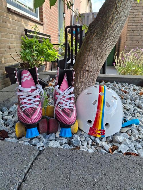 Rolschaatsen roze, zwart en blaue + K3 Helm regenboog meisje, Kinderen en Baby's, Speelgoed | Buiten | Rolschaatsen, Zo goed als nieuw