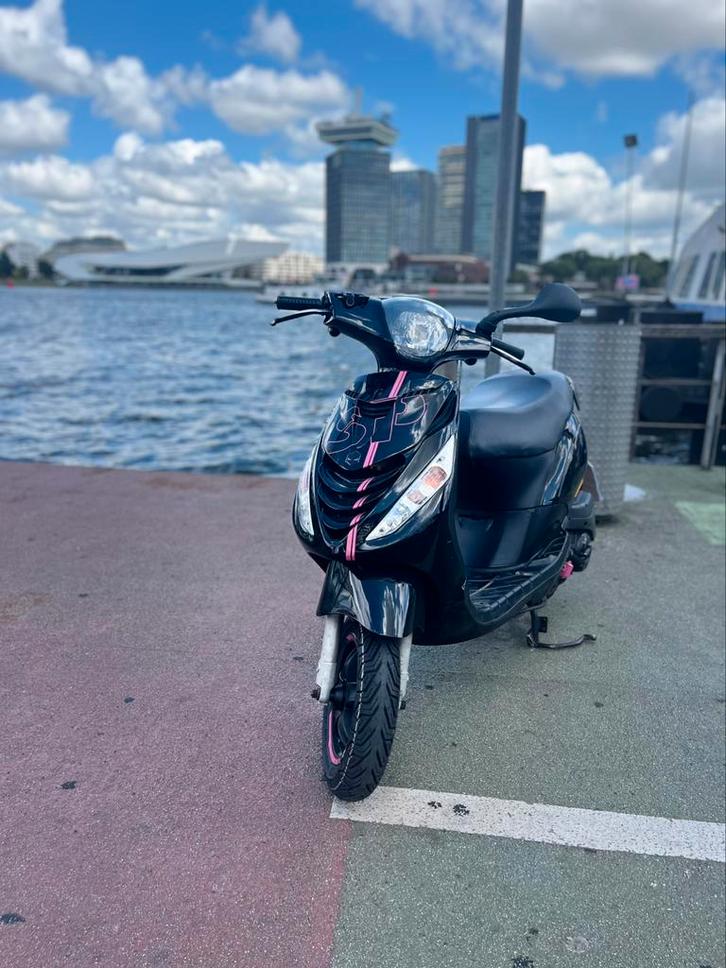 Piaggio zip 80cc (wok Lees beschrijving), Fietsen en Brommers, Scooters | Piaggio, Zo goed als nieuw, Zip, Benzine, Ophalen