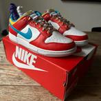 Nike Dunk Low QS x Lebron James x Fruity Pebbles maat 43, Nieuw, Ophalen of Verzenden, Sneakers of Gympen, Nike