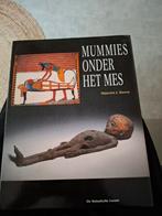 M.J. Raven - Mummies onder het mes, Ophalen of Verzenden, Zo goed als nieuw, M.J. Raven