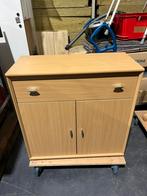 Houten commode met lade en deurtjes, Kinderen en Baby's, Kinderkamer | Commodes en Kasten, Minder dan 90 cm, Gebruikt, Minder dan 75 cm
