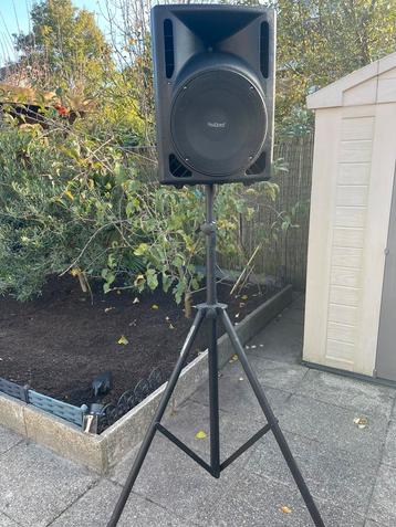 Actieve speaker met bijbehorende standaard beschikbaar voor biedingen