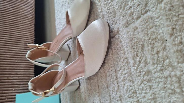 Trouwschoenen of nette pumps. Kleur ivoor., Kleding | Dames, Schoenen, Nieuw, Pumps, Overige kleuren, Ophalen