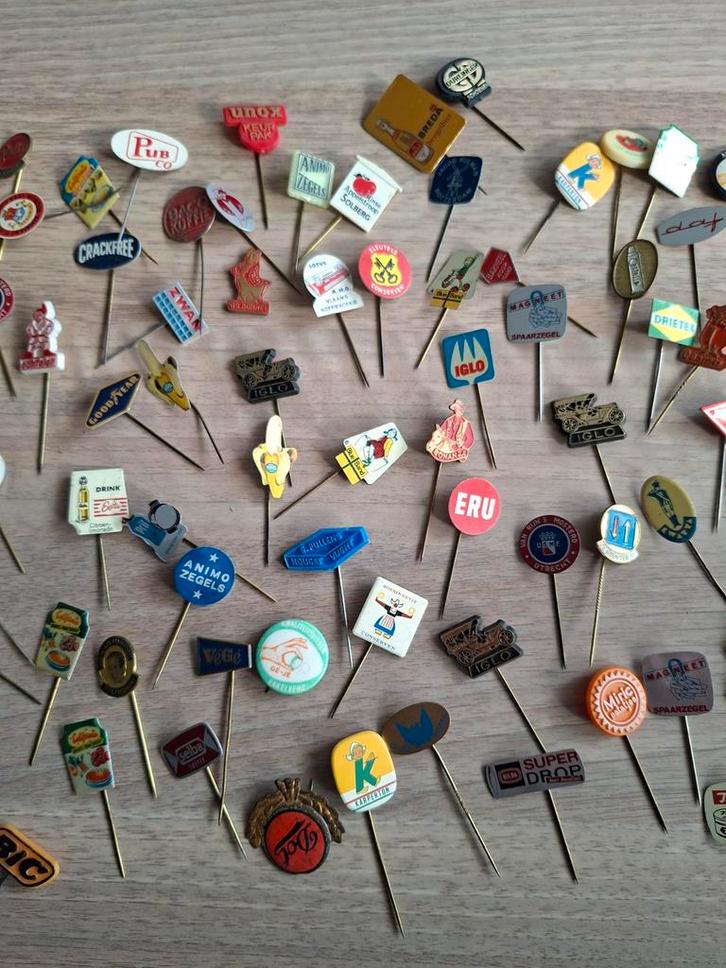 Vintage Speldjes Collectie 100 stuks jaren 50, Verzamelen, Speldjes, Pins en Buttons, Gebruikt, Speldje of Pin, Merk, Ophalen of Verzenden