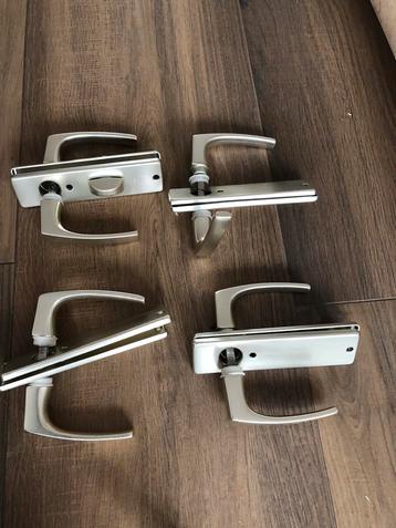 3 verschillende deurbeslag voor 10 binnendeuren beschikbaar voor biedingen