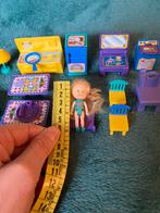 Klein popje met wat meubeltjes, Ophalen of Verzenden, Gebruikt, Pop