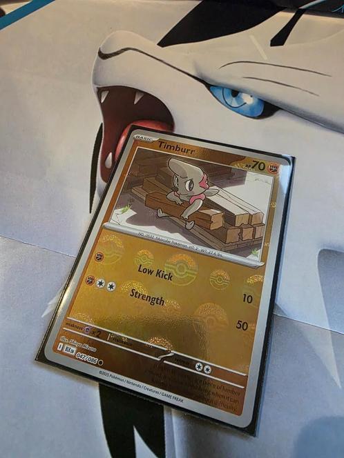 Pokémon Black Bolt Timburr Poke Ball BLK 047, Hobby en Vrije tijd, Verzamelkaartspellen | Pokémon, Nieuw, Losse kaart, Foil, Ophalen of Verzenden