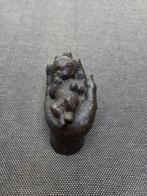 Oud beeldje "Baby op hand"., Ophalen of Verzenden