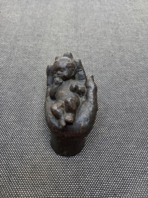Oud beeldje "Baby op hand"., Antiek en Kunst, Kunst | Designobjecten, Ophalen of Verzenden
