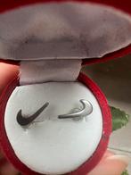 NIKE NIEUWE ZILVERKLEURIGE OORBELLEN OOR KNOPJES, Sieraden, Tassen en Uiterlijk, Oorbellen, Overige materialen, Nieuw, Ophalen of Verzenden