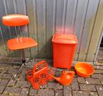 Oranje vintage stoel, wasmand, flessenrek, gieter en wasteil, Verzamelen, Retro, Ophalen of Verzenden, Huis en Inrichting