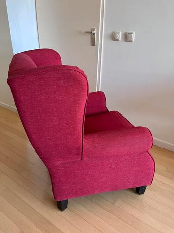 Rode stoffen oorfauteuil (makkelijke stoel) van LOFT.