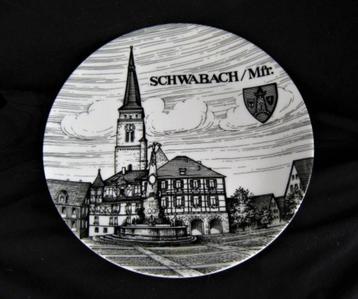 Wandbord Schwabach / Mfr. - Marktplatz mit Kirche und Brunne beschikbaar voor biedingen