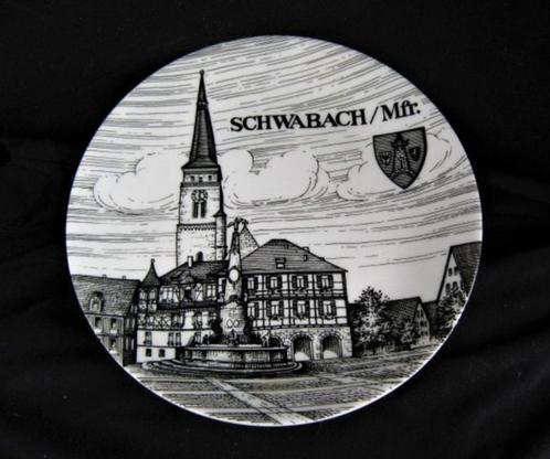 Wandbord Schwabach / Mfr. - Marktplatz mit Kirche und Brunne, Huis en Inrichting, Woonaccessoires | Wanddecoraties, Ophalen
