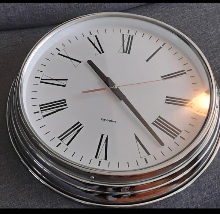 Present Time Wandklok - Stijlvol Design, Huis en Inrichting, Woonaccessoires | Klokken, Zo goed als nieuw, Wandklok, Analoog, Ophalen