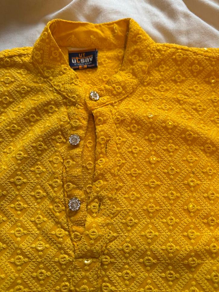 Gele Utsav Kurta jongenskurta, Kinderen en Baby's, Kinderkleding | Maat 134, Zo goed als nieuw, Jongen, Overige typen, Ophalen of Verzenden