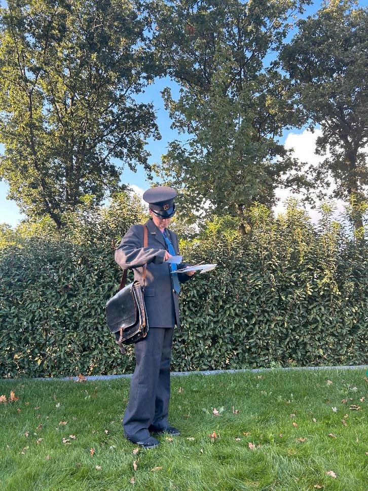 Te Huur: Postbode Siemen-kostuum, Carnaval, Toneel, Postbode, Hobby en Vrije tijd, Feestartikelen | Verhuur, Zo goed als nieuw