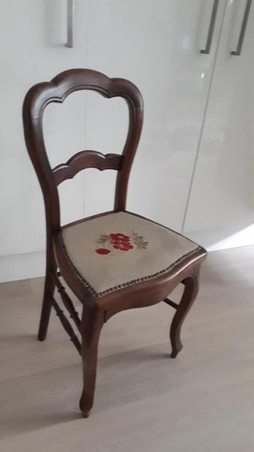 Brocante antiek stoeltje met borduursel beschikbaar voor biedingen