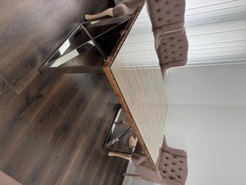 Eettafel beschikbaar voor biedingen