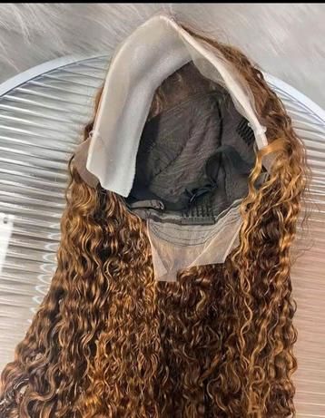 28" Krullende Pruik - Ombre Blond beschikbaar voor biedingen