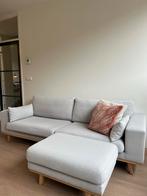 Nette lichtgrijze bank, Huis en Inrichting, Banken | Bankstellen, Ophalen, Hout, Gebruikt, Driepersoons