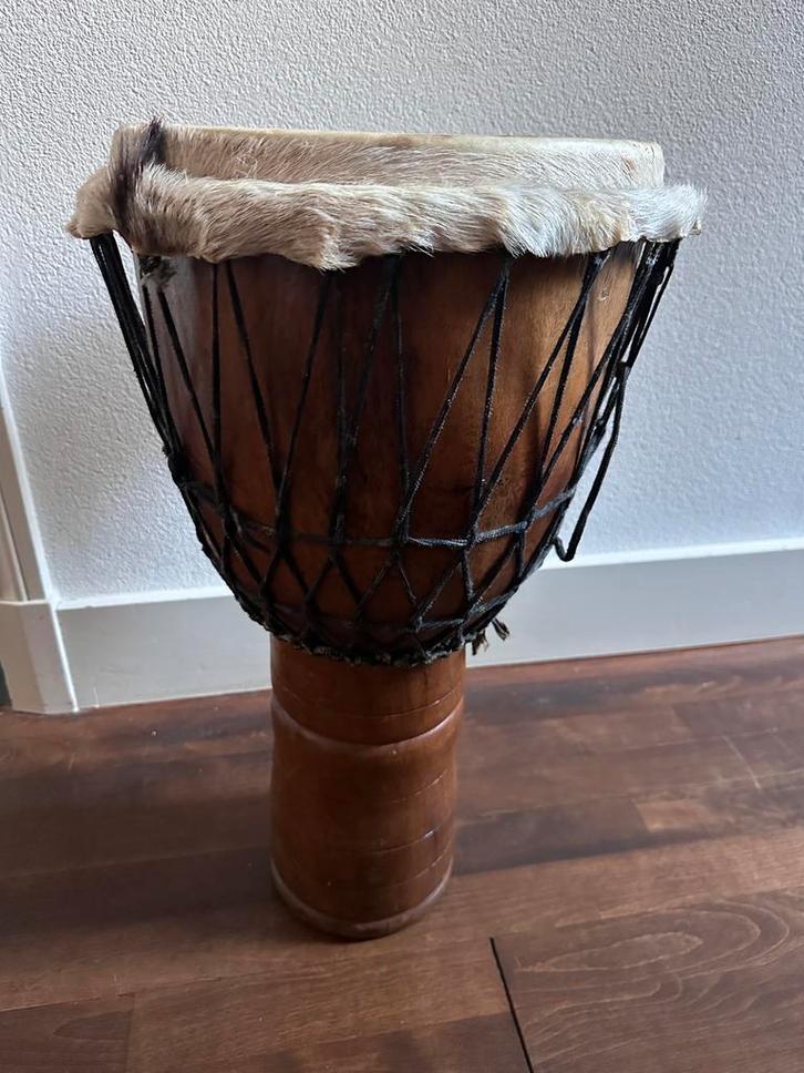 Prachtige grote Afrikaanse djembe. Huid gescheurd., Muziek en Instrumenten, Percussie, Gebruikt, Trommel, Ophalen of Verzenden