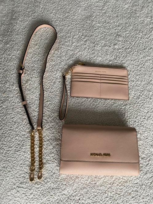 Michael Kors 3 in 1 travel clutch crossbody lichtroze, Sieraden, Tassen en Uiterlijk, Tassen | Damestassen, Zo goed als nieuw