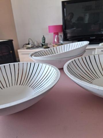 Houten schalen, 25cm, 30 stuks beschikbaar voor biedingen